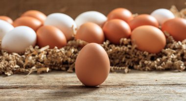 yumurta ahşap yüzeye