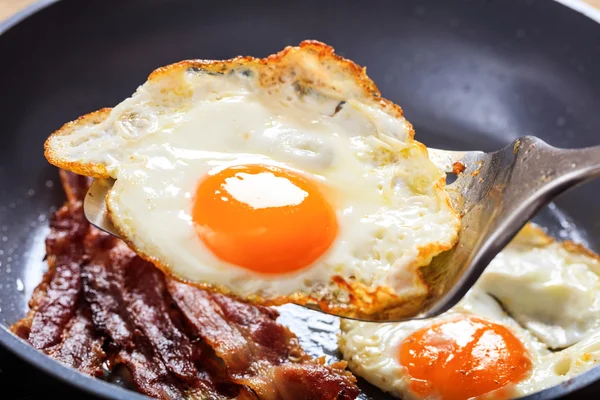 Stekta ägg och bacon förberedelse — Stockfoto