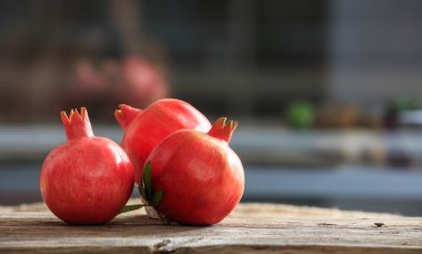 Nar ahşap bir masa üzerinde