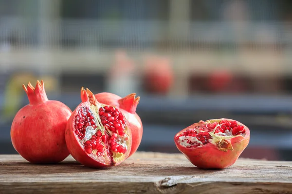 Granátová jablka na dřevěný stůl — Stock fotografie