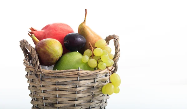 Varietà di frutta fresca su sfondo bianco — Foto Stock