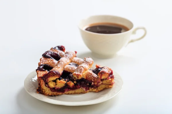 Xícara de café e torta de frutas — Fotografia de Stock