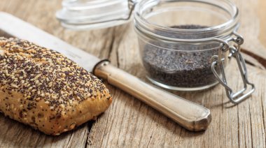 Bir tablo üzerinde haşhaş tohumu ekmek