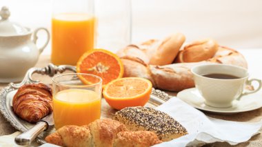 Eski bir gümüş tepsi içinde Kahvaltı