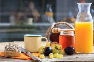 Sağlıklı kahvaltı taze meyve ve bal ile