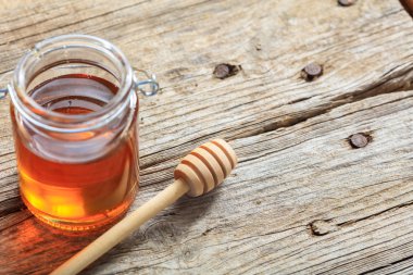 Bir cam kavanoz bal ile