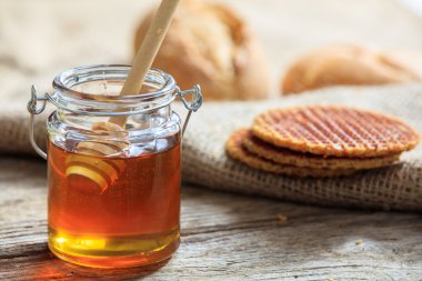 Gevrek waffle ve bal