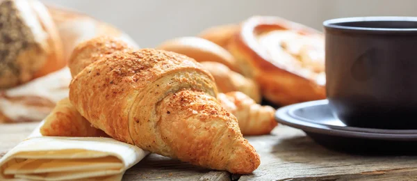 Eine Tasse Kaffee und ein Croissant — Stockfoto