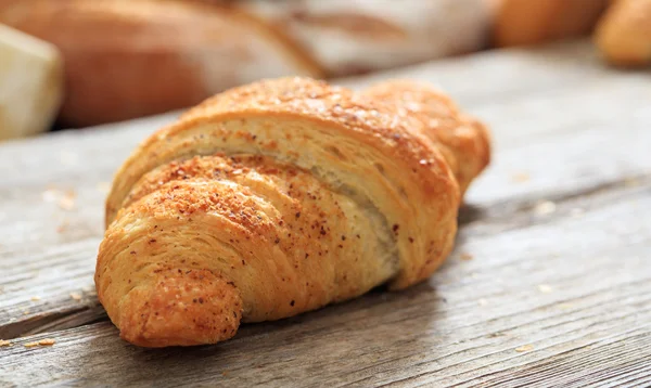 Croissant auf einem Holztisch — Stockfoto