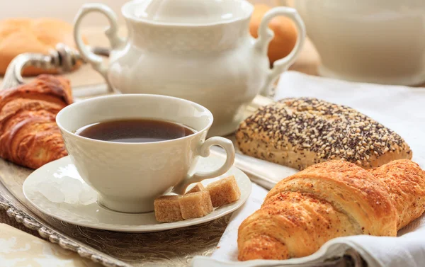 Kaffee und Croissant auf einem Silbertablett — Stockfoto