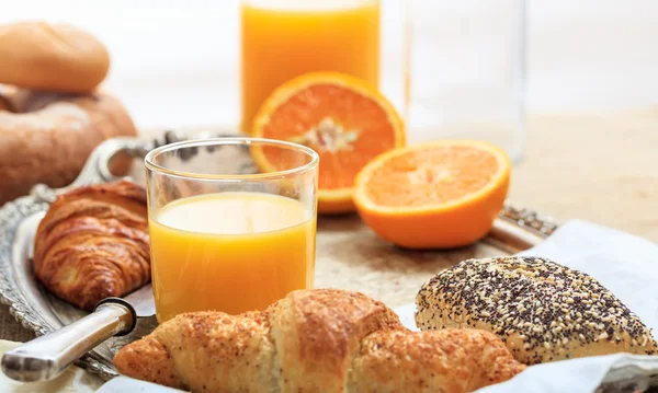 Orangensaft, Croissant und Mohnbrot — Stockfoto