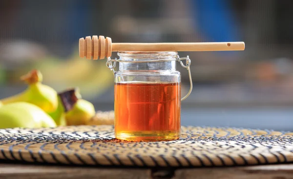 En glasburk med honung — Stockfoto