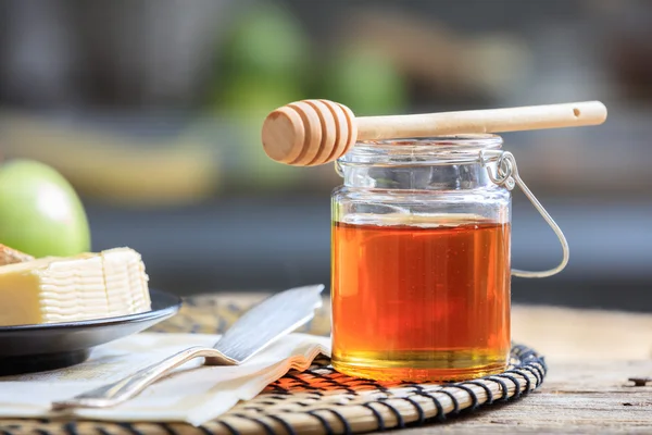Honung och smör på ett bord — Stockfoto