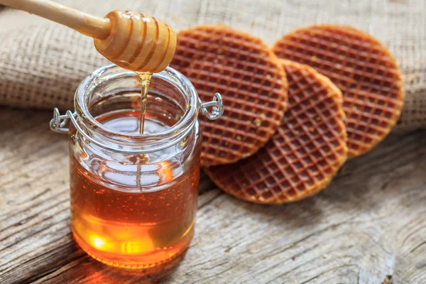 Frasiga våfflor och honung — Stockfoto