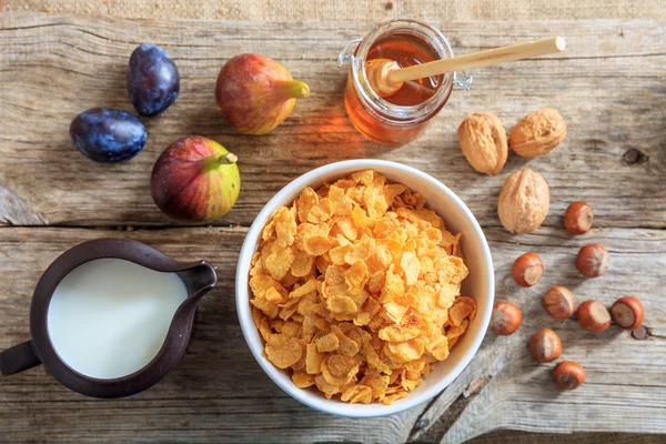 Cornflakes, frisches Obst und Nüsse — Stockfoto