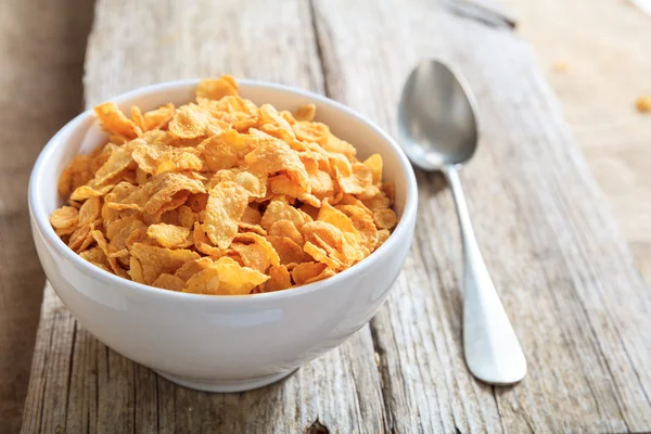 Cornflakes in einer Keramikschüssel — Stockfoto