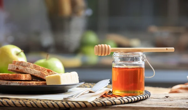 蜂蜜和黄油涂在一张桌子上 免版税图库照片