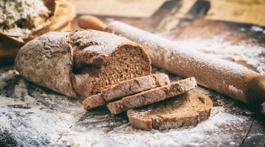 Bir ahşap yüzeyde dilimlenmiş ekmek