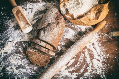 Bir ahşap yüzeyde dilimlenmiş ekmek