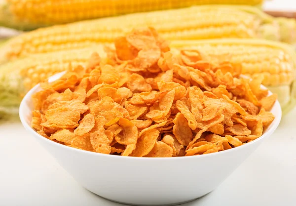 Schüssel mit Cornflakes auf weißem Hintergrund — Stockfoto