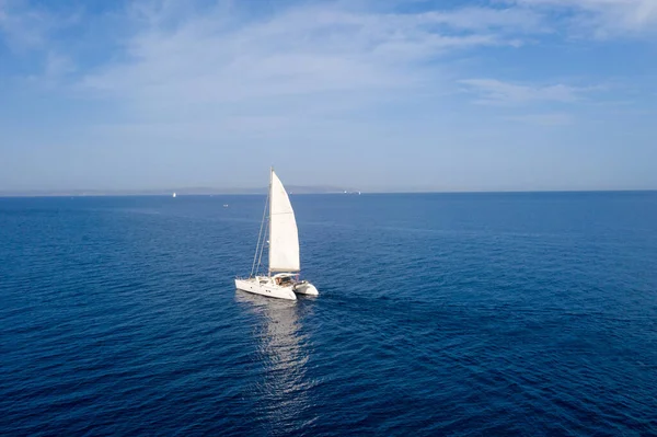 Navegar Catamarã Veleiro Com Velas Brancas Céu Nublado Fundo Mar — Fotografia de Stock