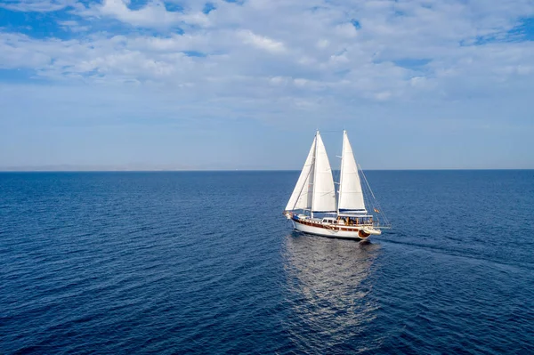 Navegar Barco Iate Luxo Com Velas Brancas Mar Aberto Veleiro — Fotografia de Stock