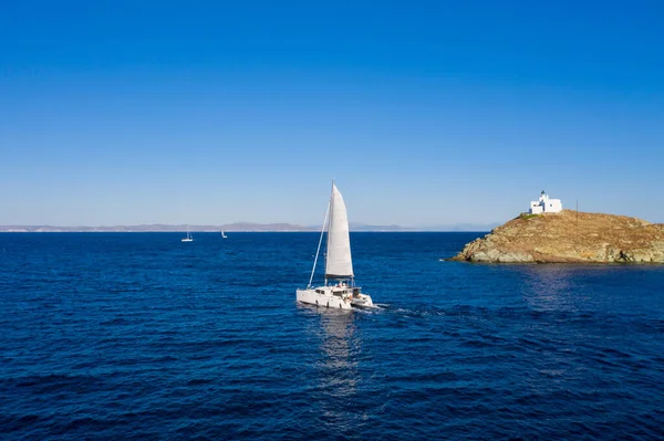 Sailing Sailboat Catamaran White Sails Rippled Sea Background Lighthouse Cape — Stock Photo, Image