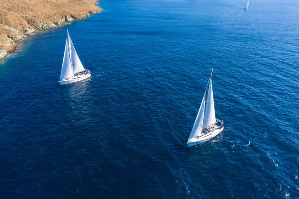 セーリング 白い帆 波打つ海の背景を持つ帆船 エーゲ海ギリシャでの夏の休暇 空中ドローンビュー — ストック写真