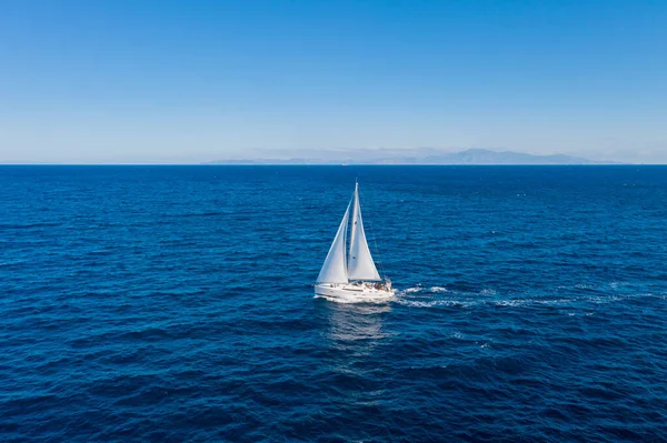 Segeln Segelboot Mit Weißen Segeln Blauem Himmel Und Welligem Meereshintergrund — Stockfoto