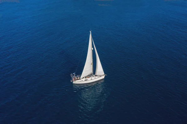 セーリング 白い帆と帆船 波打つ海の背景 エーゲ海ギリシャでの夏の休暇 空中ドローンビュー — ストック写真