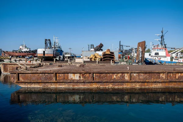 Velha Plataforma Marinha Enferrujada Abandonada Navios Porto Industrial Drapetsona Piraeus — Fotografia de Stock