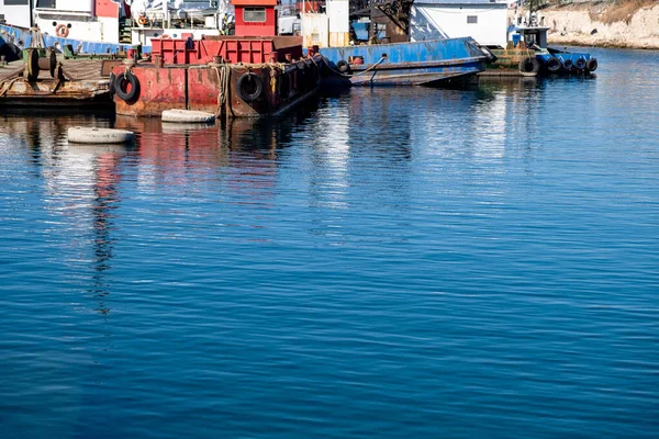 在希腊德拉泊索纳比雷埃夫斯的老港口停泊的工业船和船只 对海水的反思 阳光明媚的日子 — 图库照片