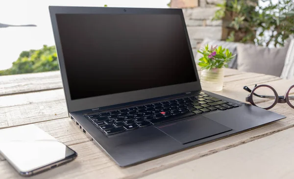 Leere Bildschirme Auf Dem Tisch Grüner Naturhintergrund Homeoffice Konzept Unter — Stockfoto