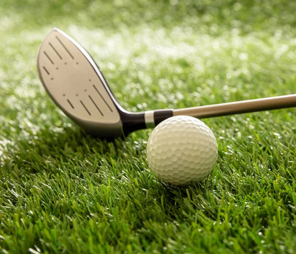 Golfball Und Schläger Auf Grünem Rasen Sonnenreflexe Nahsicht Golfsportgeräte Und — Stockfoto