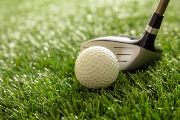 Golfschläger Bereit Einen Ball Auf Dem Grünen Rasen Des Platzes — Stockfoto