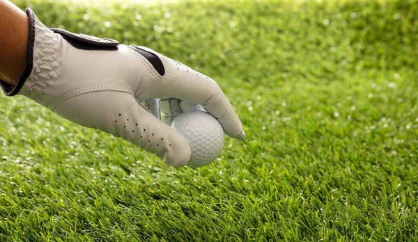 Golfboll Handske Hand Grön Bana Gräsmatta Bakgrund Närbild Golfsport Och — Stockfoto