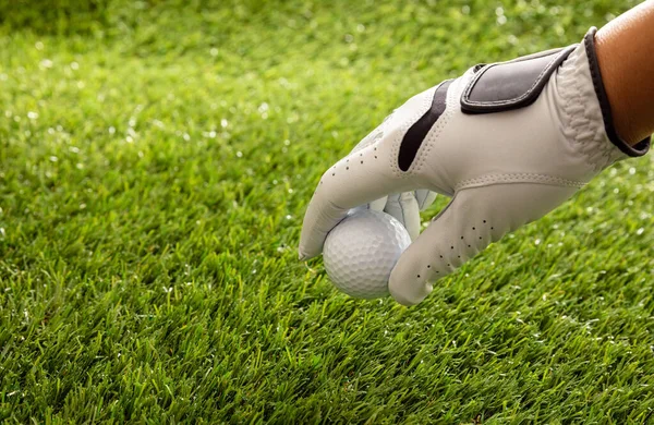 Mão Luva Golfe Segurando Uma Bola Golfe Fundo Gramado Campo — Fotografia de Stock