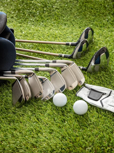 Golfuitrusting Stokken Een Handschoen Golfballen Het Groene Grasveld Verticaal Zicht — Stockfoto