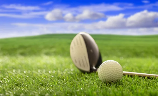 Golf Boll Och Klubb Grön Bana Gräsmatta Blå Molnig Himmel — Stockfoto