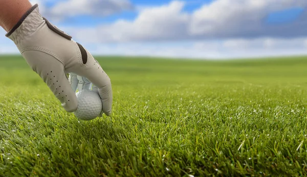 Golfista Mão Uma Luva Branca Segurando Uma Bola Golfe Fundo — Fotografia de Stock