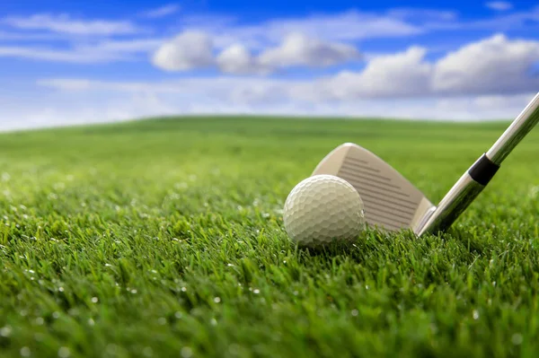 Golfboll Och Pinne Grön Bana Gräsmatta Blå Molnig Himmel Bakgrund — Stockfoto