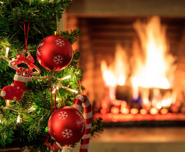 暖炉の火 クリスマスの時間 居心地の良い暖かい家 装飾されたクリスマスツリー 暗闇の中で輝く木のログ火災 — ストック写真