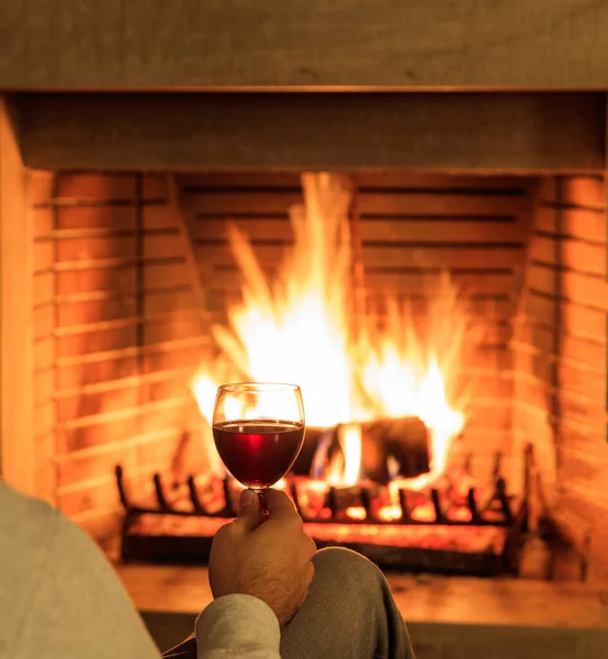 Uomo Possesso Bicchiere Vino Rosso Sfondo Camino Fiamme Caldo Accogliente — Foto Stock