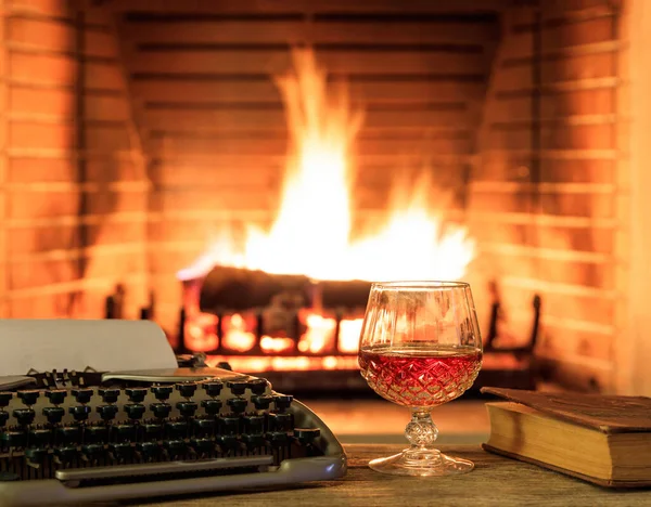 Verre Brandy Une Machine Écrire Sur Fond Cheminée Feu Chaleureux — Photo