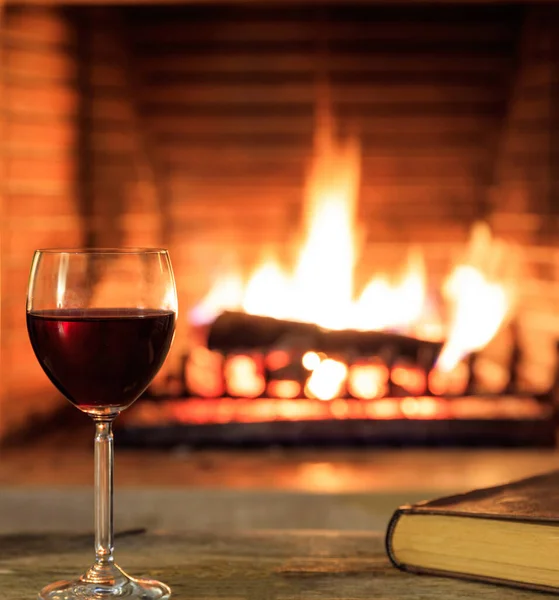 Verre Vin Rouge Livre Sur Fond Cheminée Feu Intérieur Chaleureux — Photo