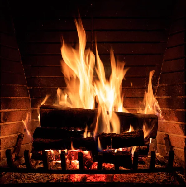 燃烧的壁炉 温馨温馨的家 圣诞佳节 木头原木在黑暗中燃烧着 闭包视图 — 图库照片