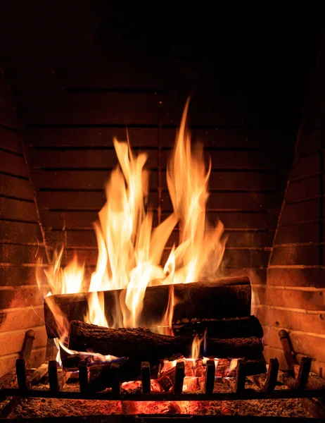 燃烧的壁炉 温馨温馨的家 圣诞佳节 木头原木在黑暗中燃烧着 纵向特写视图 — 图库照片