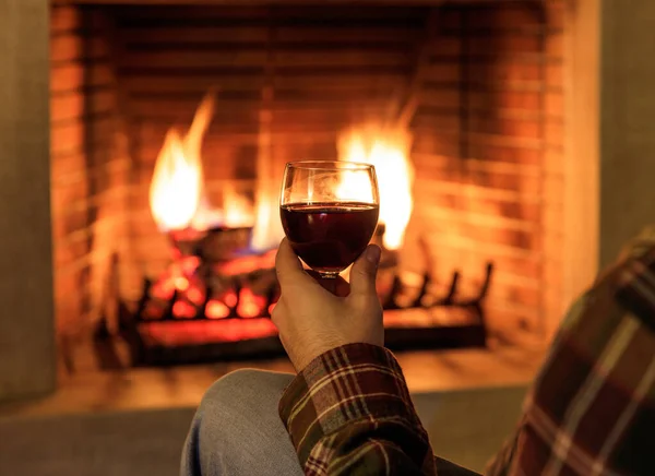 Uomo Possesso Bicchiere Vino Rosso Sfondo Camino Fiamme Caldo Accogliente — Foto Stock
