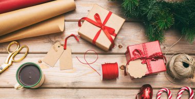 Noel hazırlığı. Hediye kutuları düz bir şekilde ahşap zemin üzerinde duruyordu, üst görünüm