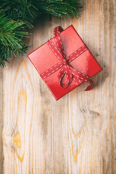 圣诞礼品盒 木制背景的彩带和圣诞树花环 复制空间 卡片模板 — 图库照片